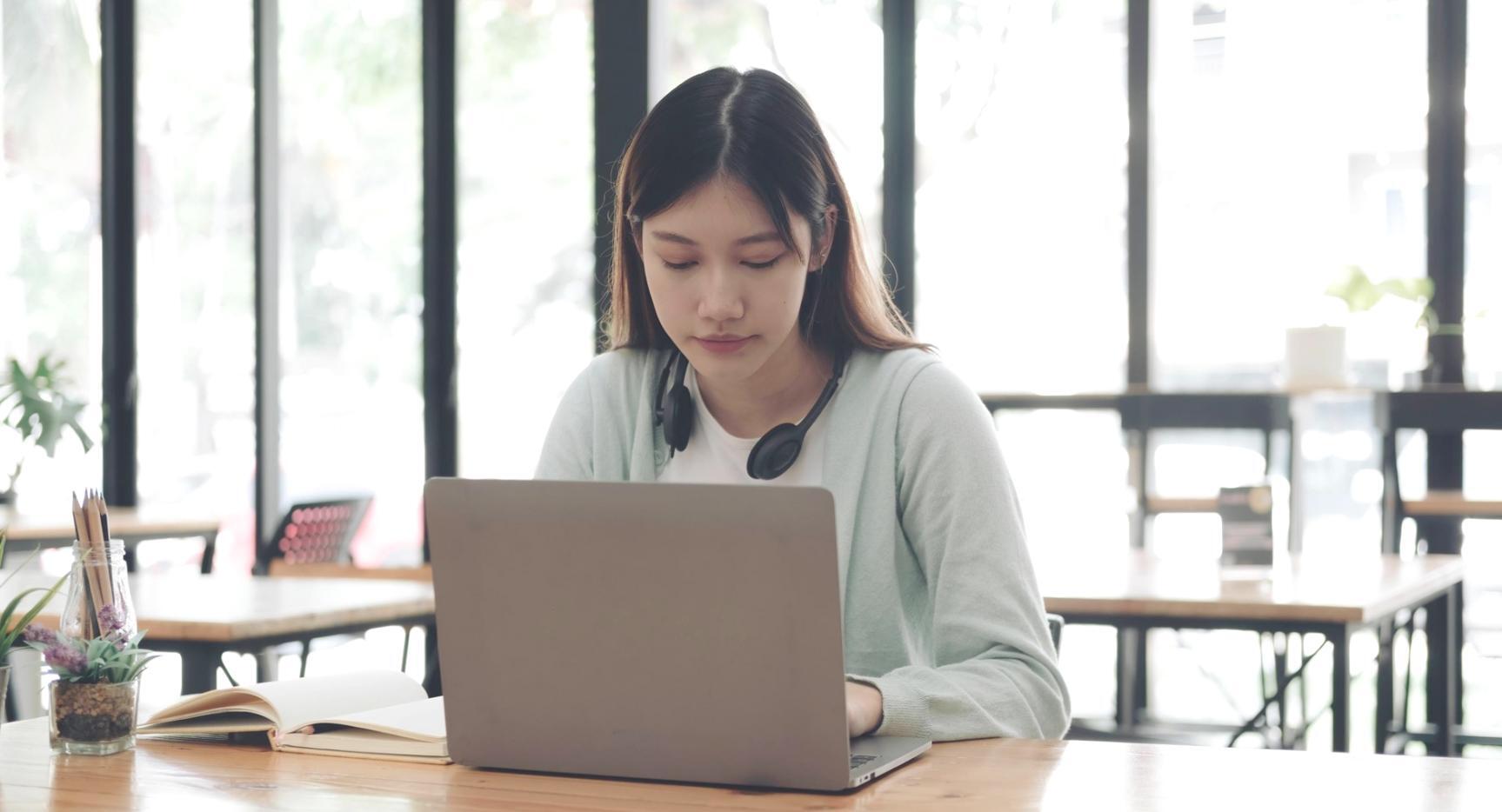 Profesional trabajando en configuración de redes